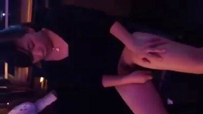 Een vriend een man in de ketelruimte Onder het huis begon zijn vrouw te storen 18 jarig meisje neuken en verbrandde ze.