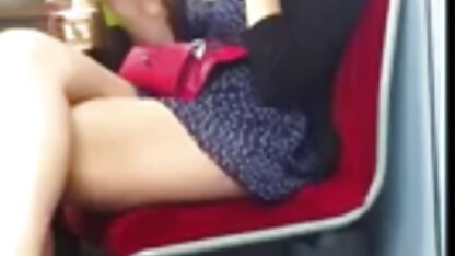 Nigella met krullen eet opa eieren en absorbeert het vlees van het hoofd van de penis sexfilmpjes met dieren met haar mond
