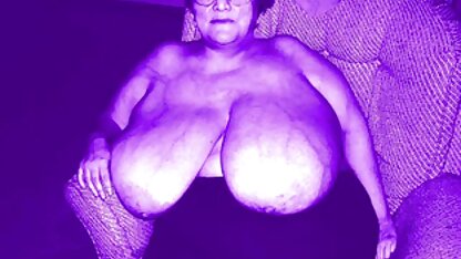 Een pop met een naakt in zijden slipje die glazen fallus doorboort meisje neuken in haar vagina.