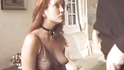 Het dorp Larisa uit de buitenwijken van Moskou naaiend Azerbeidzjaanse Dikke kanker op de top van het bed in het Huis marokkaanse sexfilmpjes van haar grootmoeder