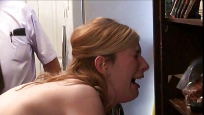 Een zwangere vrouw met een rode symphysis liggend in de badkuip en haar lekker neuken in de sauna kutje aaiend in de hete water douche