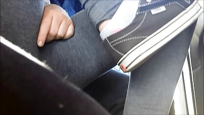 Roodharige jonge vrouwen die wakker werden na het drinken en een mooi meisje neuken man zien vertrekken, met kleverige leden in zijn gezicht.