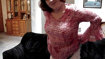 Hete dame trok haar erotische ondergoed en neuken in de sauna een aardige vent neukte