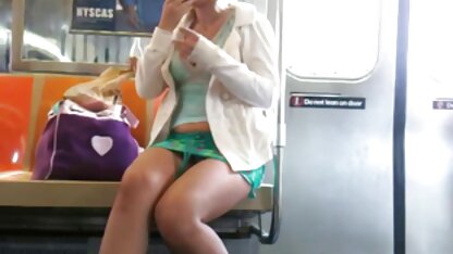Míлфа onder harige пиздой gaat op een dikke lul en neukt filmpjes neuken lul tussen de borsten