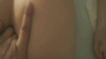 De fotograaf komt in de kontneuken film mond van een model op haar knieën met haar mond open en neemt het sperma van een lid van de scheve