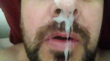 Een krullende neger met een dunne buis tussen haar benen neukfilm hangend aan de strakke vagina van een meisje dat opwindt