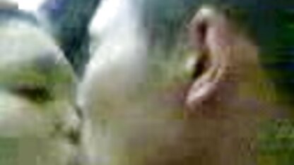 Artistieke baby met borst, als een jongen neukt meisje bal-een grote bal, Melkend voor de camera, zittend op een schommel in de tuin