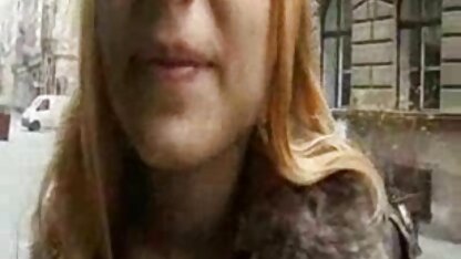 Hij knoeide na een bad in de badkamer meisje neukt man en vroeg om de hulp van zijn broer ' s totale obscene