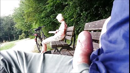 Een kantoormedewerker die tijdens de werkdag een collega in de neukfilms kelder eten pijpt, vastzittend in de archieven met hem.