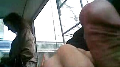 Een kale zwarte man met een grijze neuken met een jong meisje snor die op een gegeven moment zijn blonde haar streelde, tegen de muur gedrukt bij het haar en speeksel in zijn oor propte
