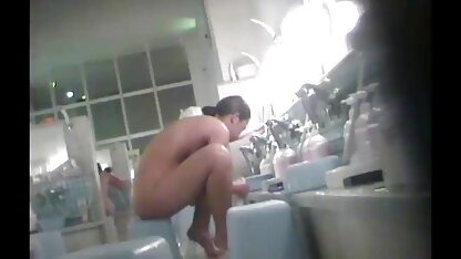 Taika met de ogen van neuken met een meisje een mooie en elastische borsten hinderde de vagina met zeep en geschoren