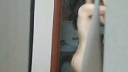 De eigenaar leidt het uitzicht niet af van de hulpeloze meisje neuken ober en snuift aan haar vagina.