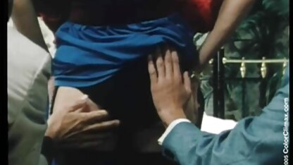 Сиськотрах op het grote bed met een rondrijpe brunette oude dames neuken