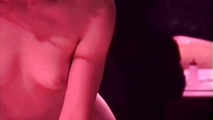 Twee neuken met meisje haan tegelijk in de kleine gaatjes девчули