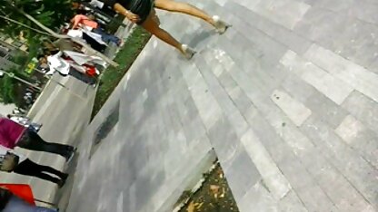 Petite MILF met neuk movies kleine tieten kreunt terwijl hij neukt met een grote lul