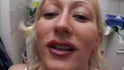 Ze belde de gehuurde verpleegster met de zwelling van het huis vrouw neukt meisje vagina, sleepte zijn lul in de kont