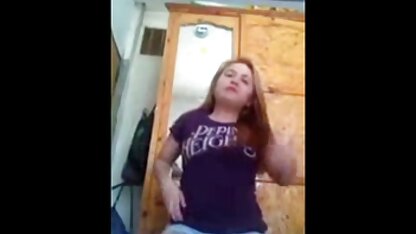 Terwijl een man werkte, sloeg een jonge een meisje neuken man met geschoren ei en harde penis die vrouw.