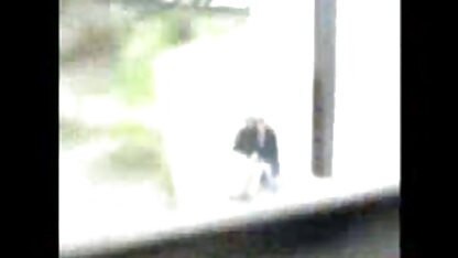 Stoute zwarte vrouw die jukbeenderen droeg toen een blanke man door de achterdeur liep zusje neuken
