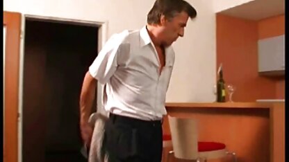 Twee geweldige homo jongens neuken blonde ебутся met haar stiefvader en elk van hen komt hij op haar gezicht