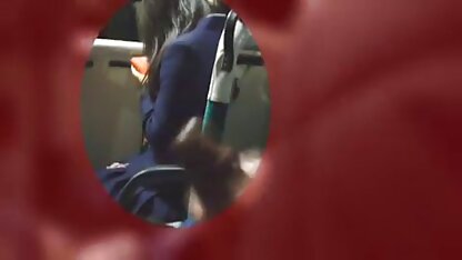 Hot африканка overtuigde de jonge brunette om een triootje te hebben 2 jongens neuken met een buurman in hostel
