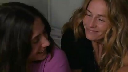 MILF met gehangen borsten om een man te dienen aan jonge dames neuken het eind van de nacht met kanker in de toekomst
