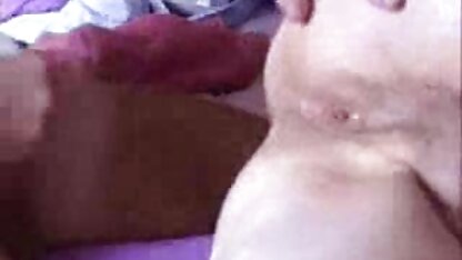 De blonde in tackle, zit bovenop de echtelijke elda, legt voorzichtig haar handen op haar buik met het fruit erin en knuffelt haar neuken met een jong meisje vagina