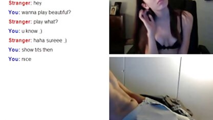 Naakte neukende jongens brunette in rok en kousen glinsterende kut met een pistool op haar genitaliën voor een publiek