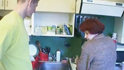 De meisjes filteren bier en liggen in sauna neuken elkaars gezicht in bed.