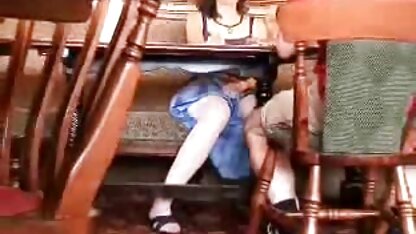 Kietelt de anus in de tempel met de tong, die dieper doordringt in de golvende anale mollig meisje neuken darm