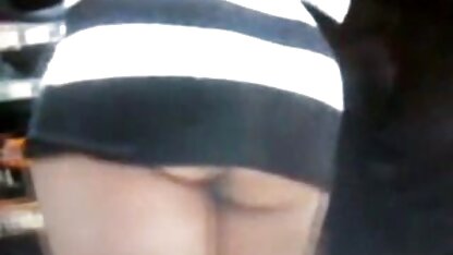 Op handen en voeten staan en een penis zuigen, dunne vlek in korte harde neukfilm broek