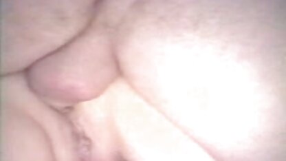 De mensen die voorbij kwamen waren verrast om een naakte blondine te zien met een geschoren vagina en een microfoon in haar hand meisje neukt vader op de stoep.