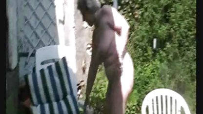 Mamzel die in de zijrivieren wordt benadrukt om een lid van de Duitser te pijpen en geen aandacht te besteden aan hoe hij een vagina op de slaaf neuken top kale klootzak