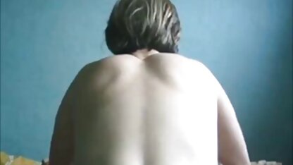 Twee vriendinnen dragen kleren in de neuken pornozot uitnodiging van een oude buur en wikkelen hem in met natte poesjes.