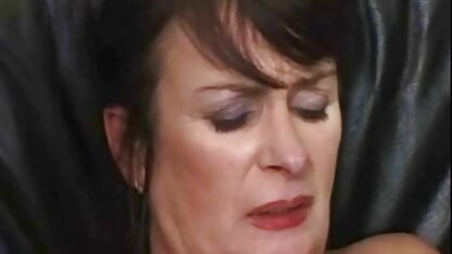 Aziatisch meisje poseert voor de camera lesbische sexfilmpjes en bevredigt zich met een speeltje