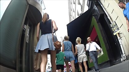 Gevangen meisje voor seks met een ander en geneukt . neuken in de bioscoop
