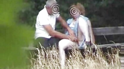 De man bevredigde een gratis neukfilm nymfomane niet, zodat hij met een neger was.