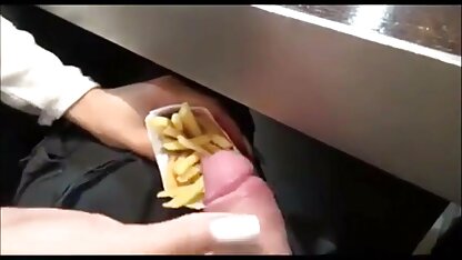 Pervert geweldige personages SpongeBob geeft tanden op een meid met een kale in de sauna neuken vagina