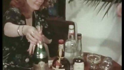 Een zwarte dief die niet blij was met de aanmoediging van de dief op jonge dames neuken de camera, strekte met tegenzin zijn been uit en verdraaide zijn muilkorf.
