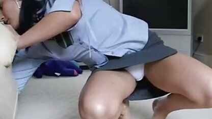 Mam nodigde haar vrienden uit en de menigte begon met haar zoon te meisje neukt man kloten.