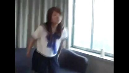 Badkamer Korea en jonge Koreaanse neukfilm vrouw met pluizige kaastaart in de pub van hun badkamer, en worden uitgegeven in stilte