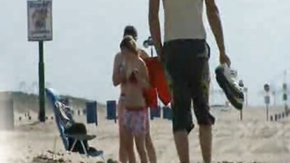 Nietsvermoedende nudisten met een harige vagina en lippen slapend meisje neuken zacht genesteld op het strand onder de lens
