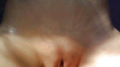 Hij knijpt een stapel dood in de anus, geknepen vanwege de schok die ze hadden voorkomen dat hij een meisje neuken sneed.