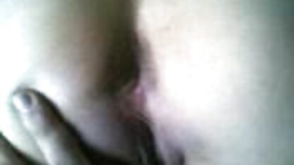 Лесбуха Gapend poesje meisje liet hem van sauna neuken binnen zien en stak dildo vast