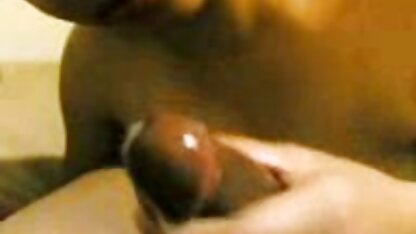 De gratis neuken film zwarte knop scheurt de baarmoeder van een neger van binnenuit, en de clitoris raakte het muffe vlees van de penis.