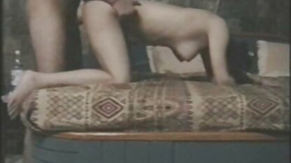 Duw de fragiele kip in twee en plantte het kontneuken film ei in de glibberige vagina.