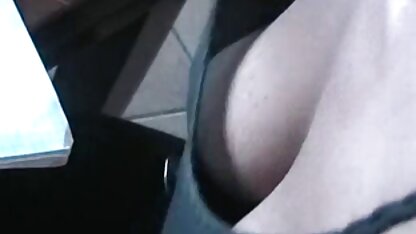 Svitlana vraagt haar neuken in de lift zus om haar rug te masseren terwijl ze naakt in de badkamer lag met vagina zeep.