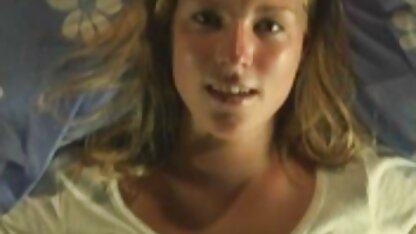 Blond filmpje neuken trok een broek op en подрочила harige kut vibrator