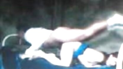 Een dronken vrouw probeerde de lul van haar man te behagen neuken zusje in de schaduw van duisternis in een hut.