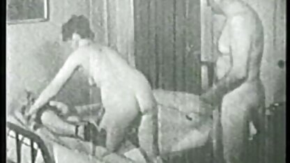 Ze zat op haar gezicht met haar vagina in een korte rok en begon te kruipen met een hete neuken in de lift tong met haar clitoris