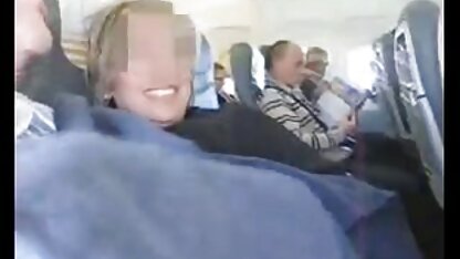 Een kleine jongen die graag een condoom draagt in neuken met een jong meisje shnyag en zijn koningin uitlegt in inktvis met inktvis